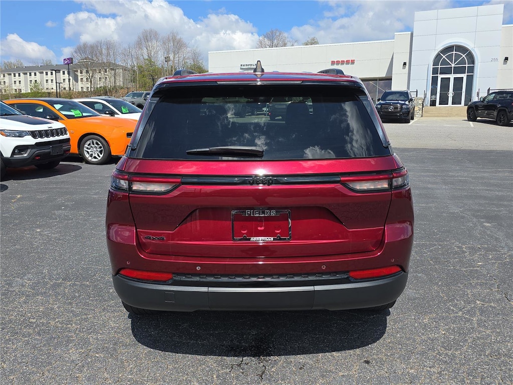 Used 2023 Jeep Grand Cherokee Altitude SUV