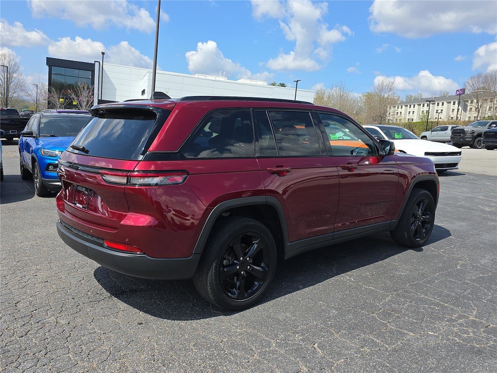 Used 2023 Jeep Grand Cherokee Altitude SUV