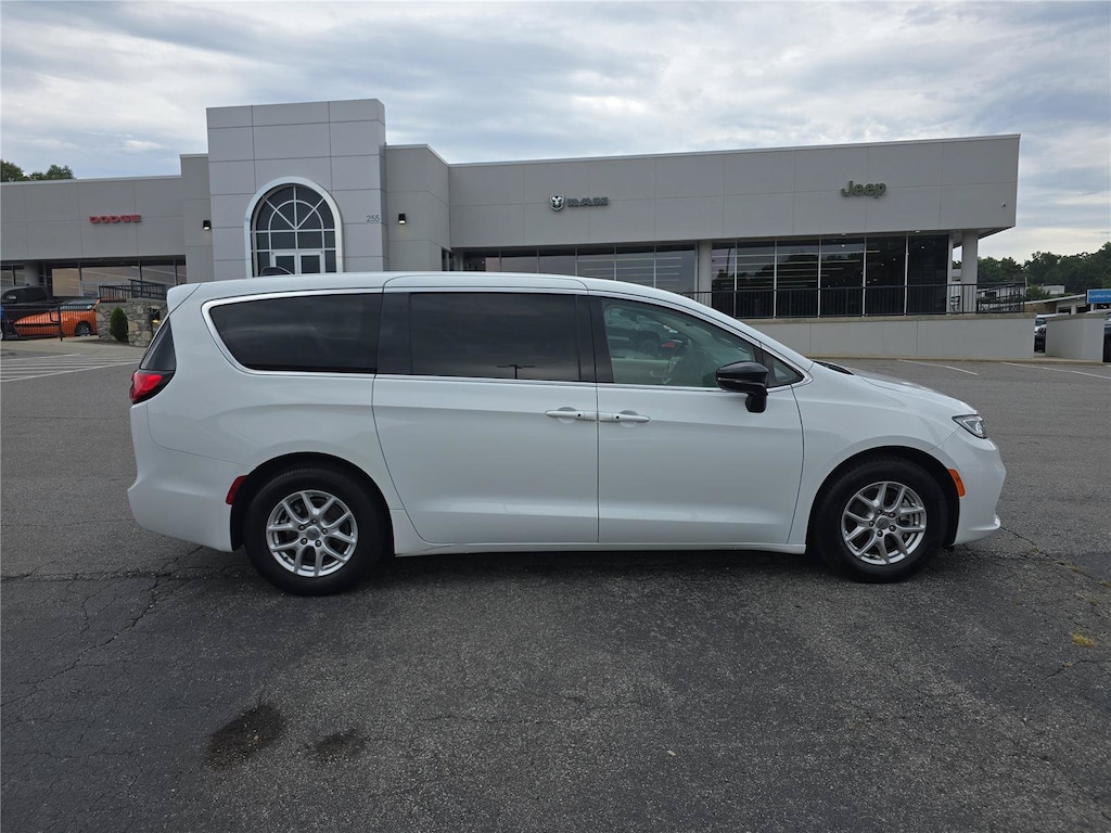 Used 2024 Chrysler Pacifica Touring L Minivan/Van