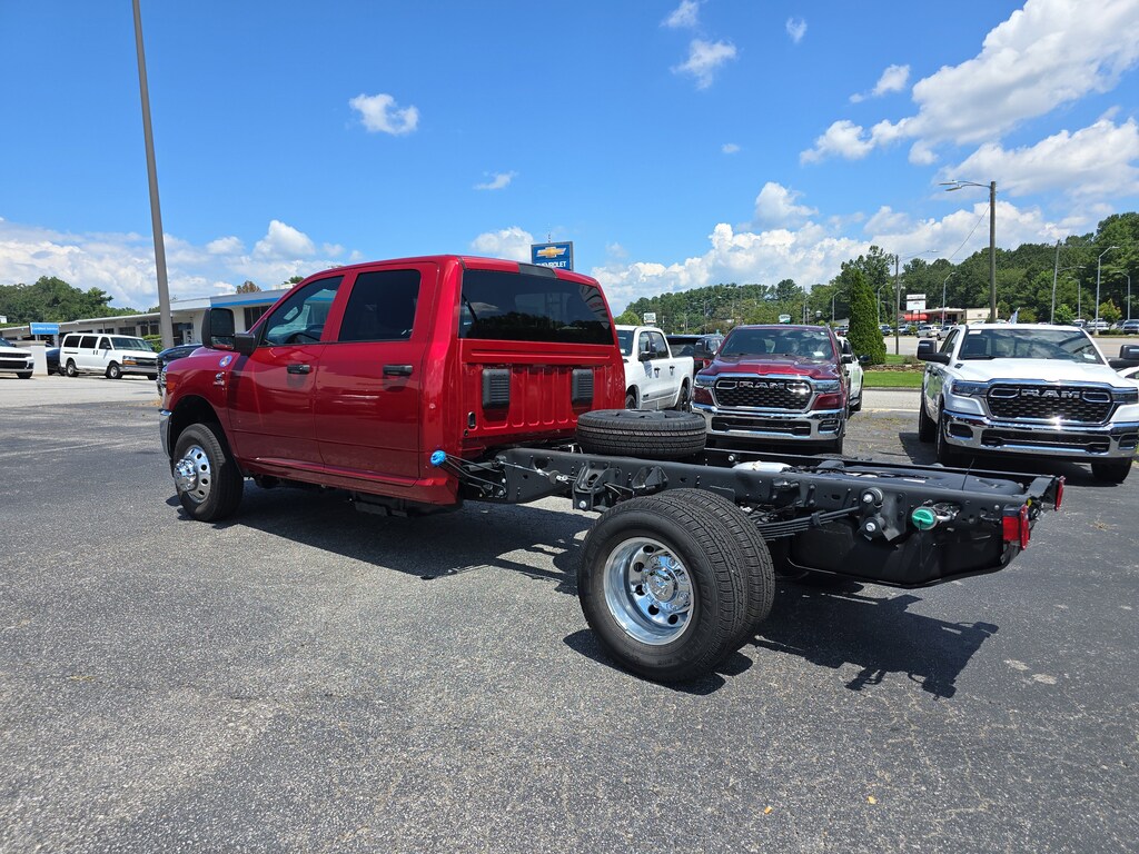 New 2025 Ram 3500 Chassis Cab 3500 TRADESMAN CREW CAB CHASSIS 4X4 60' CA Pickup