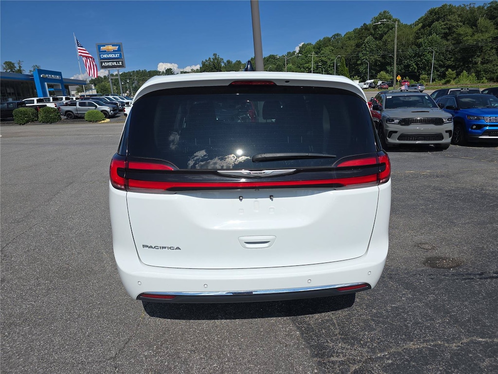 Used 2024 Chrysler Pacifica Touring L Minivan/Van