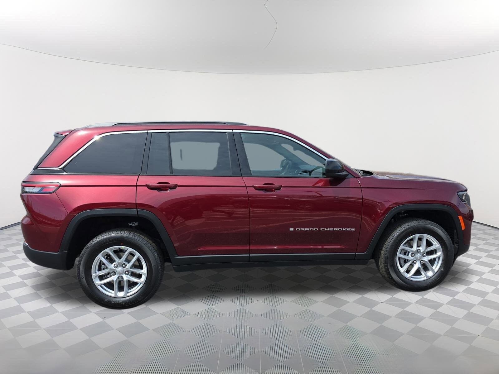2025 Jeep Grand Cherokee Laredo photo 2