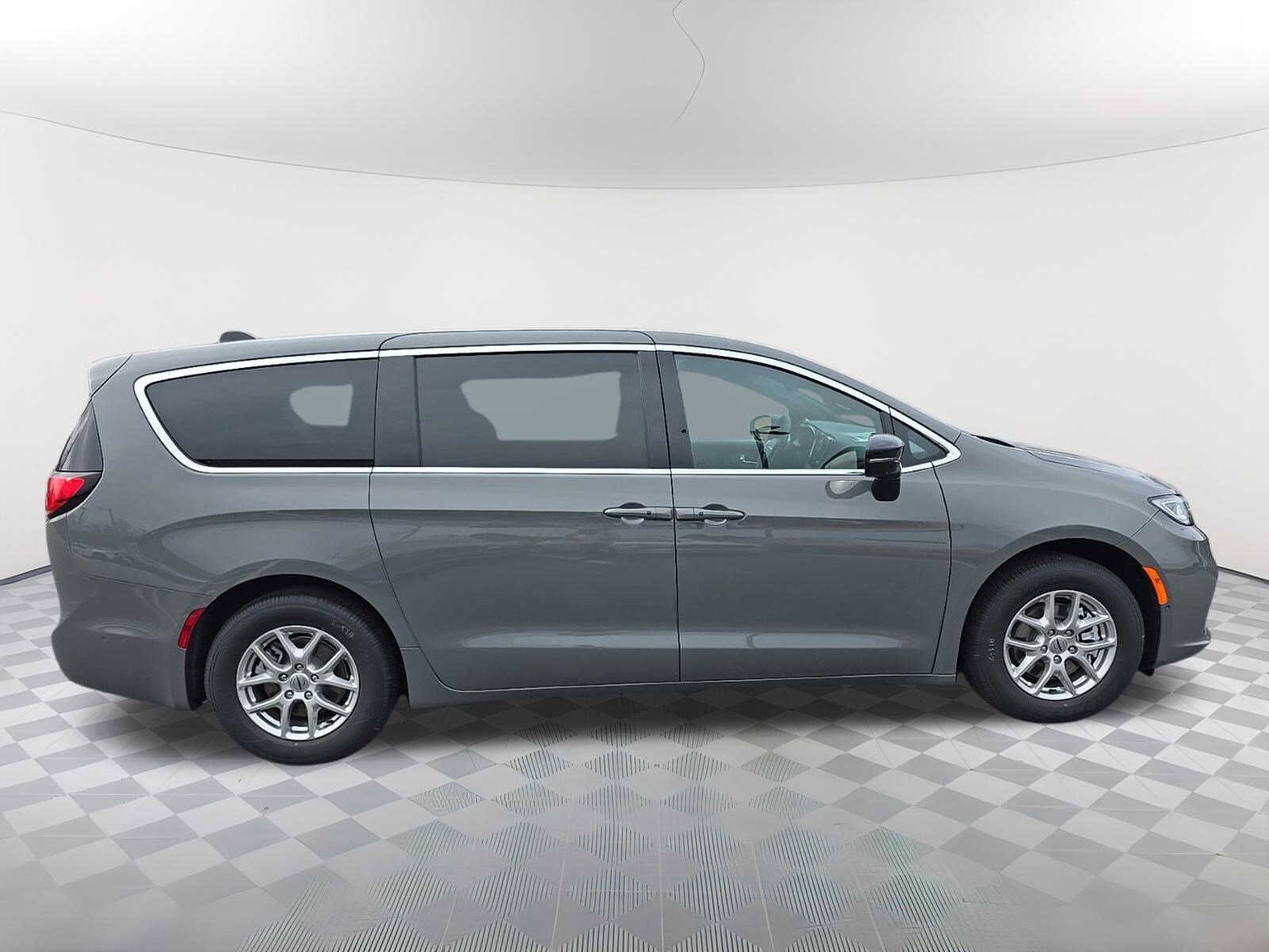 2025 Chrysler Pacifica photo 2