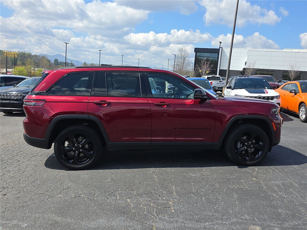 Used 2023 Jeep Grand Cherokee Altitude SUV