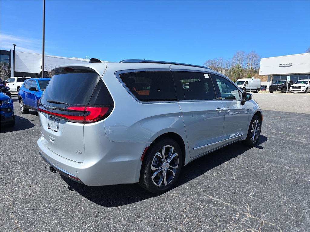 New 2026 Chrysler Pacifica PINNACLE AWD Passenger Van