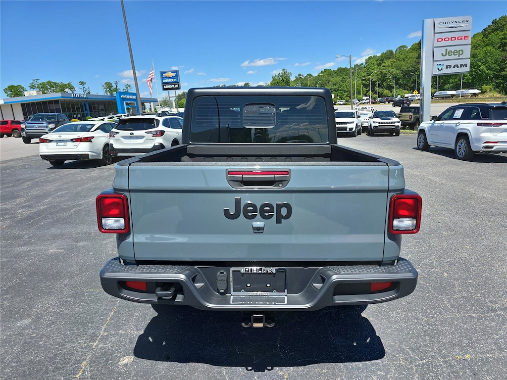 Used 2024 Jeep Gladiator Sport Truck