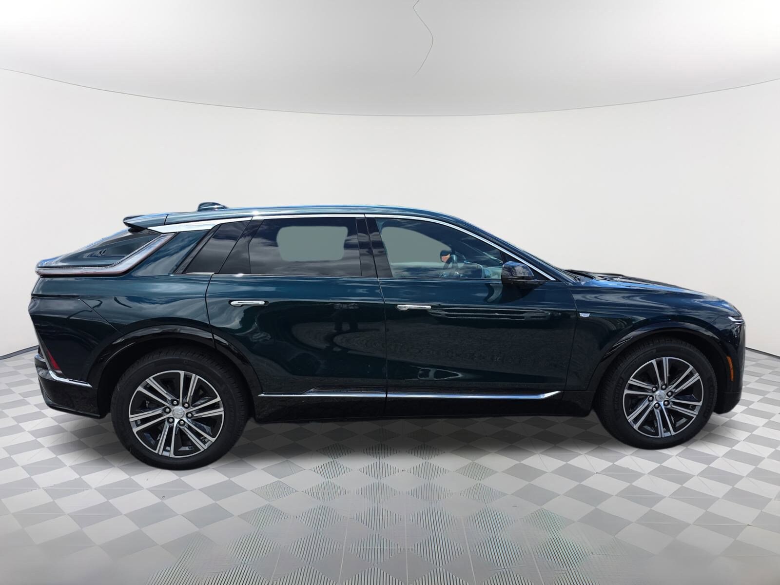 2024 Cadillac Lyriq Luxury photo 2
