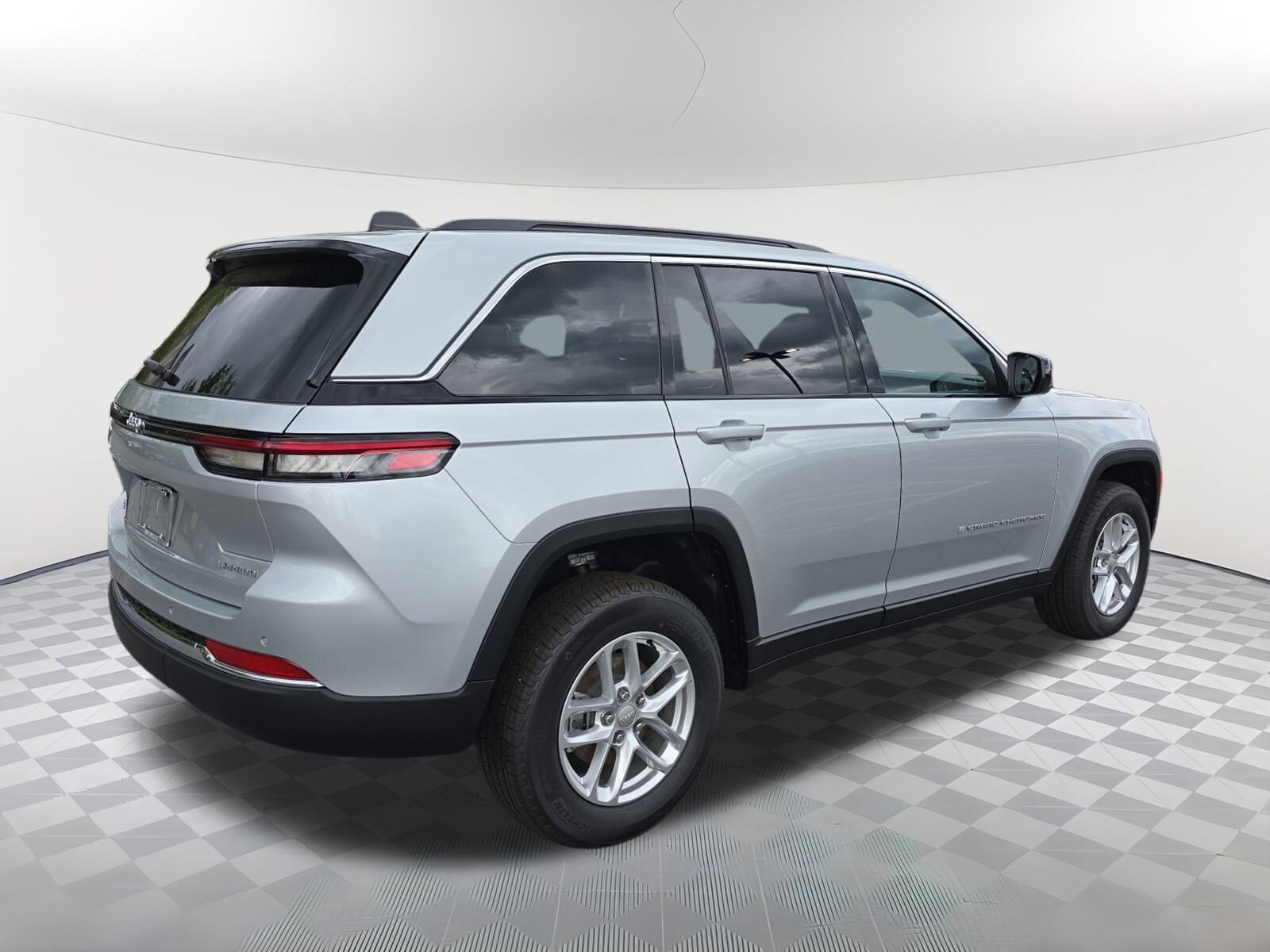 2025 Jeep Grand Cherokee Laredo X photo 3