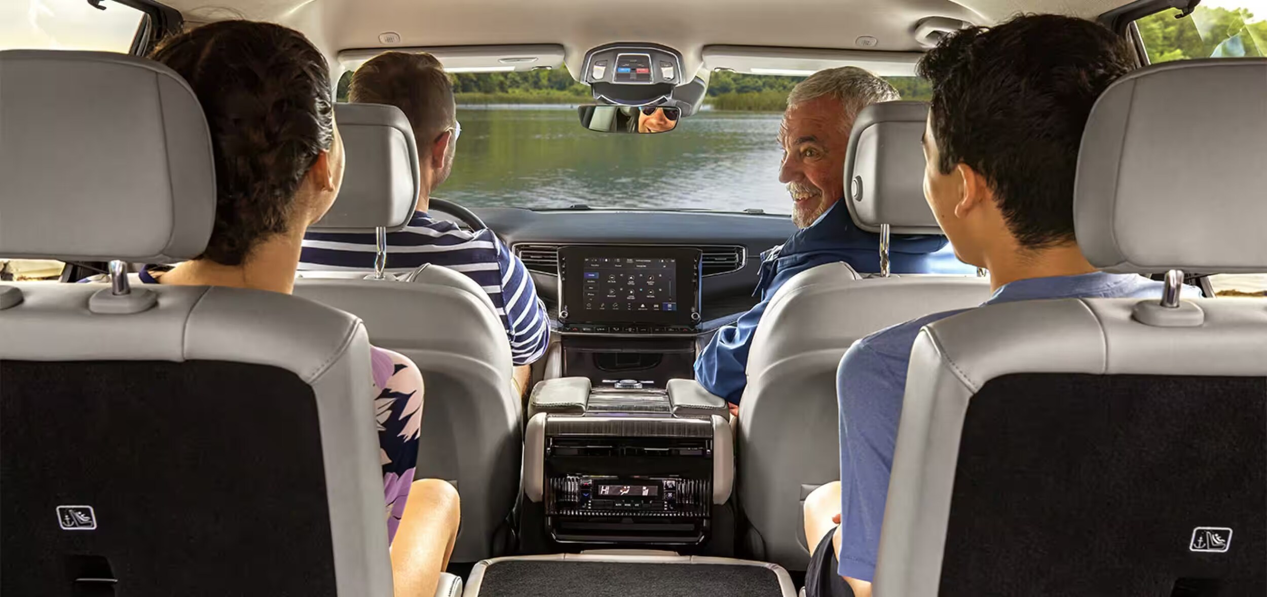2023-Wagoneer-family-hd.png