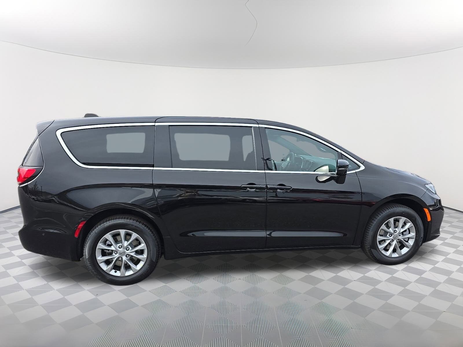 2025 Chrysler Pacifica photo 2