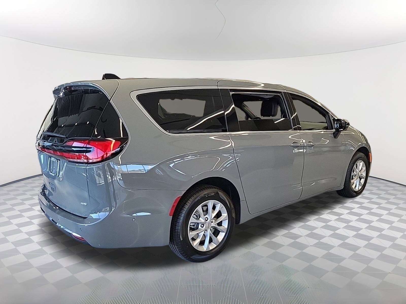 2025 Chrysler Pacifica photo 3
