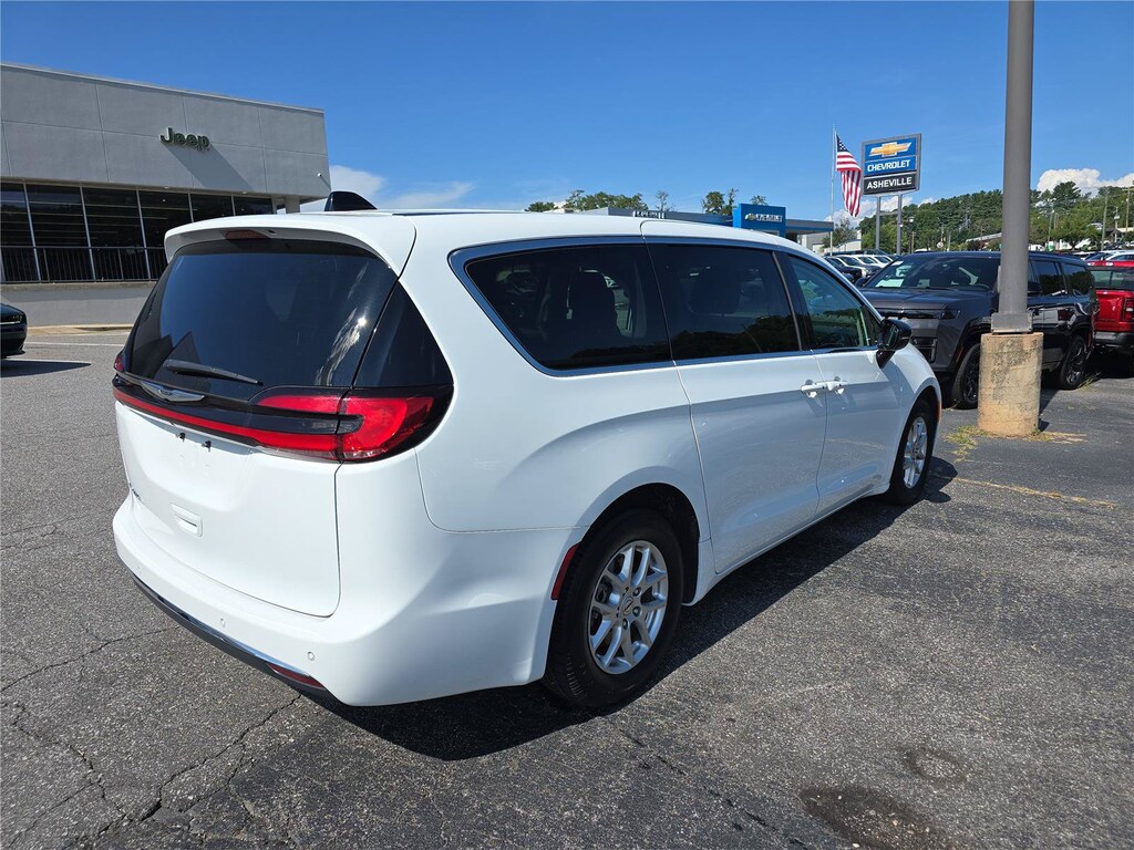 Used 2024 Chrysler Pacifica Touring L Minivan/Van