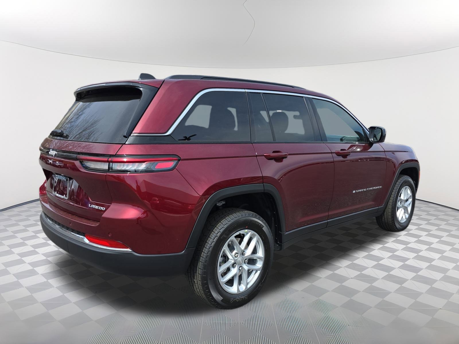 2025 Jeep Grand Cherokee Laredo photo 3