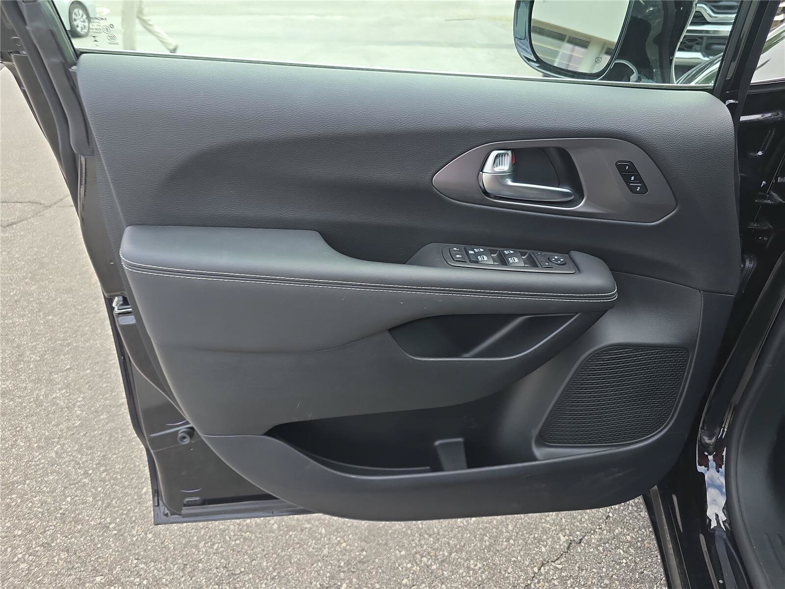 2026 Chrysler Pacifica Select - Photo 17