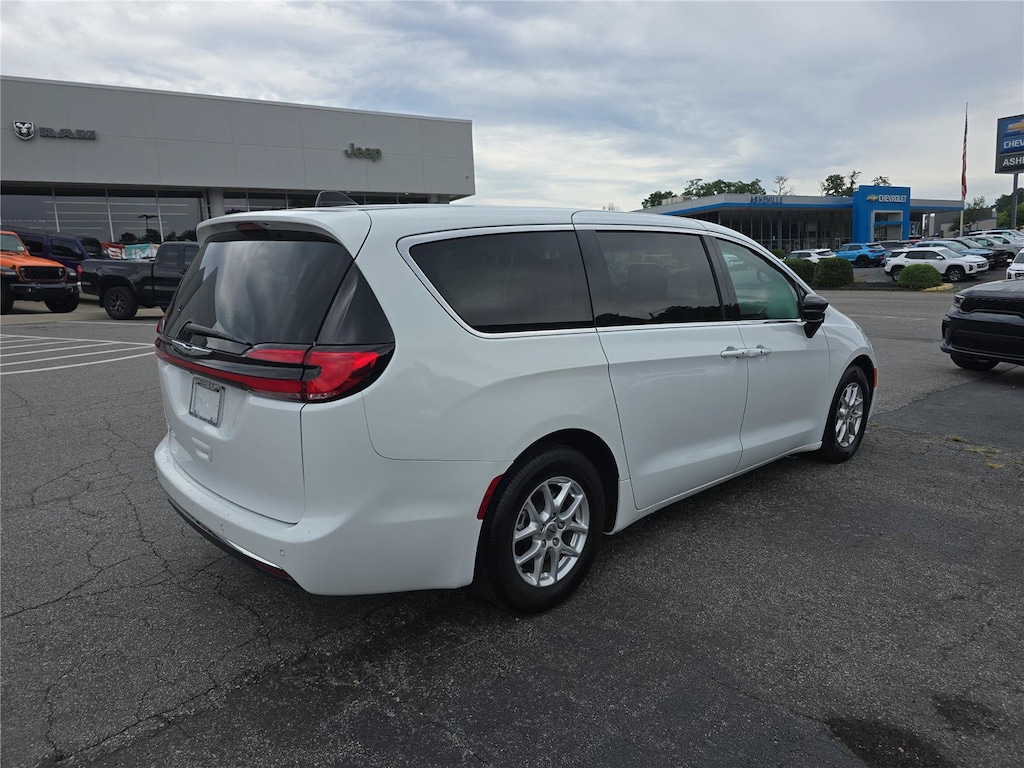 Used 2024 Chrysler Pacifica Touring L Minivan/Van