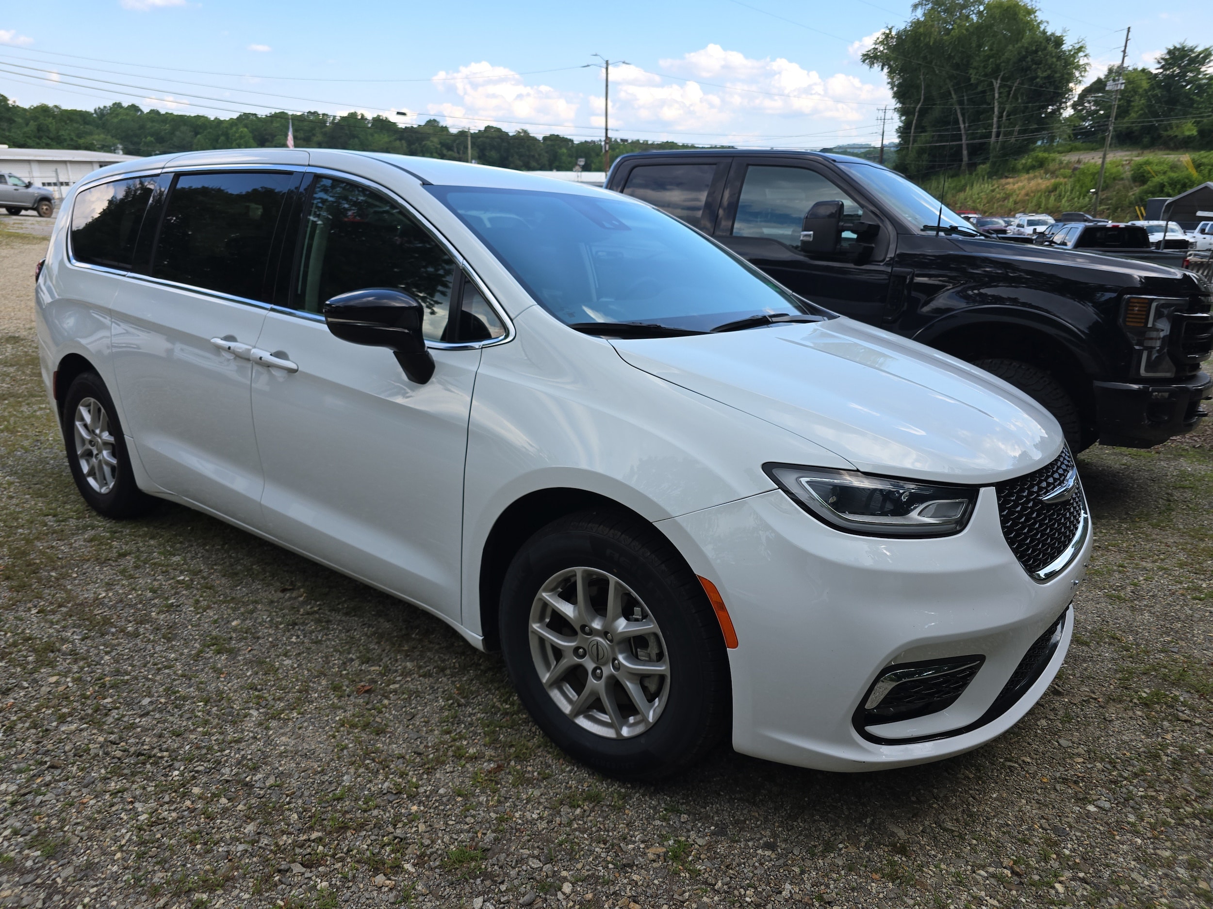 2024 Chrysler Pacifica Touring L's photo