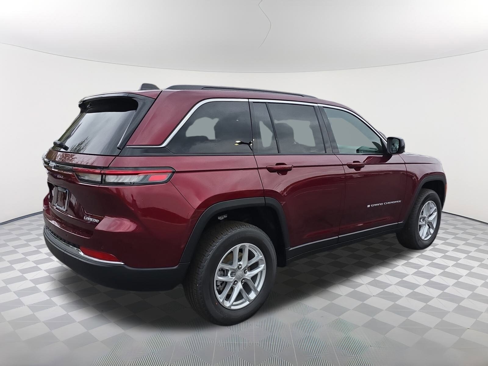 2025 Jeep Grand Cherokee Laredo photo 3