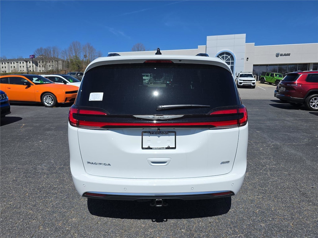 New 2026 Chrysler Pacifica PINNACLE AWD Passenger Van