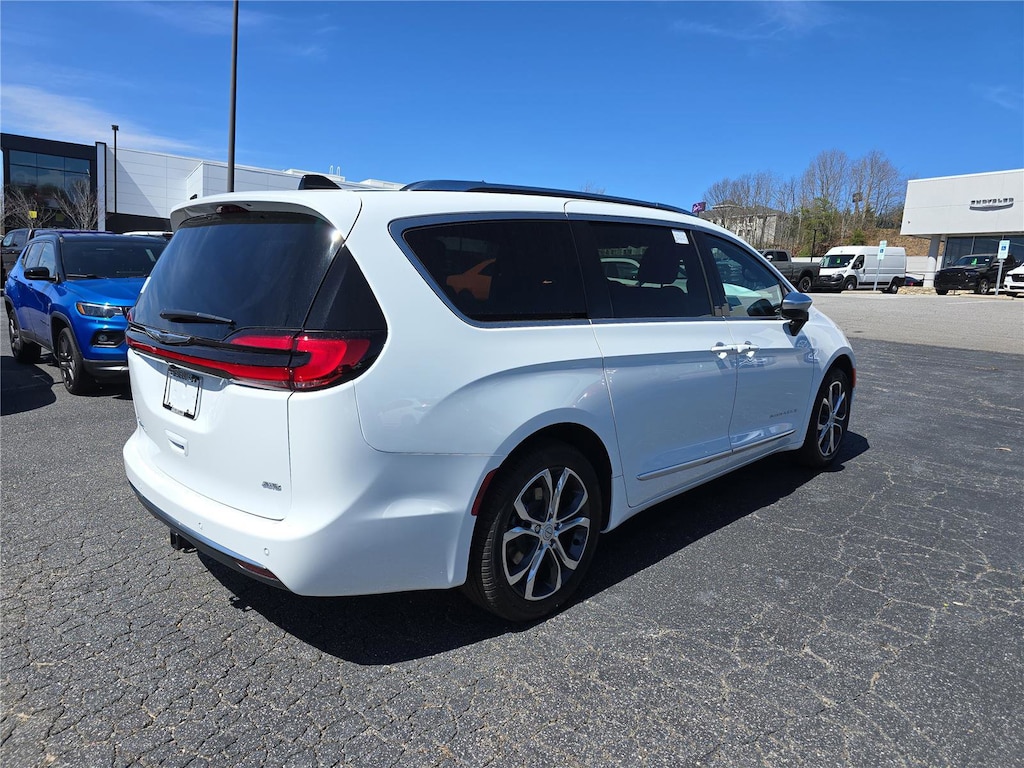 New 2026 Chrysler Pacifica PINNACLE AWD Passenger Van