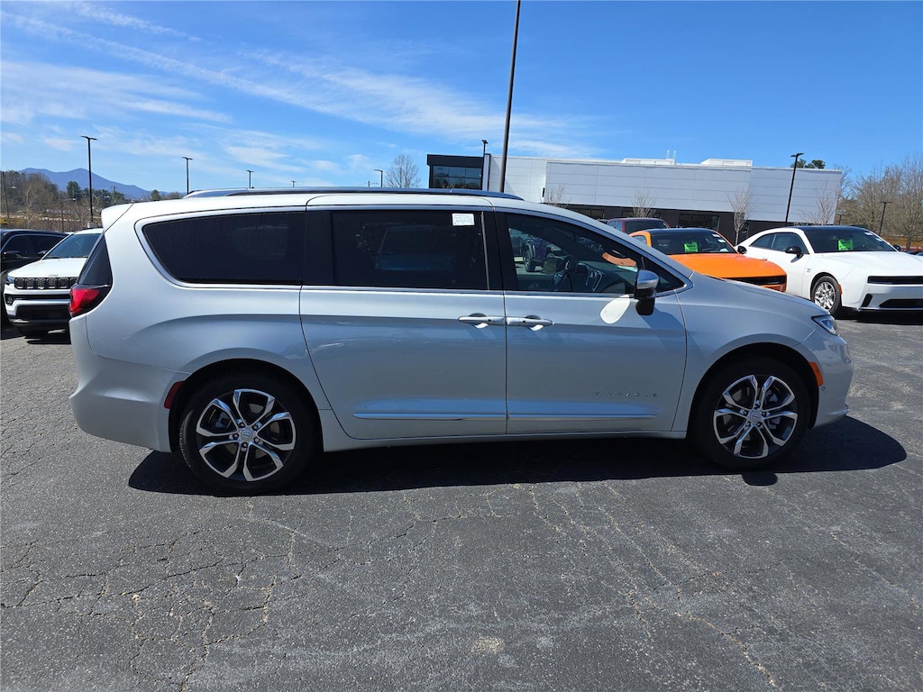New 2026 Chrysler Pacifica PINNACLE AWD Passenger Van