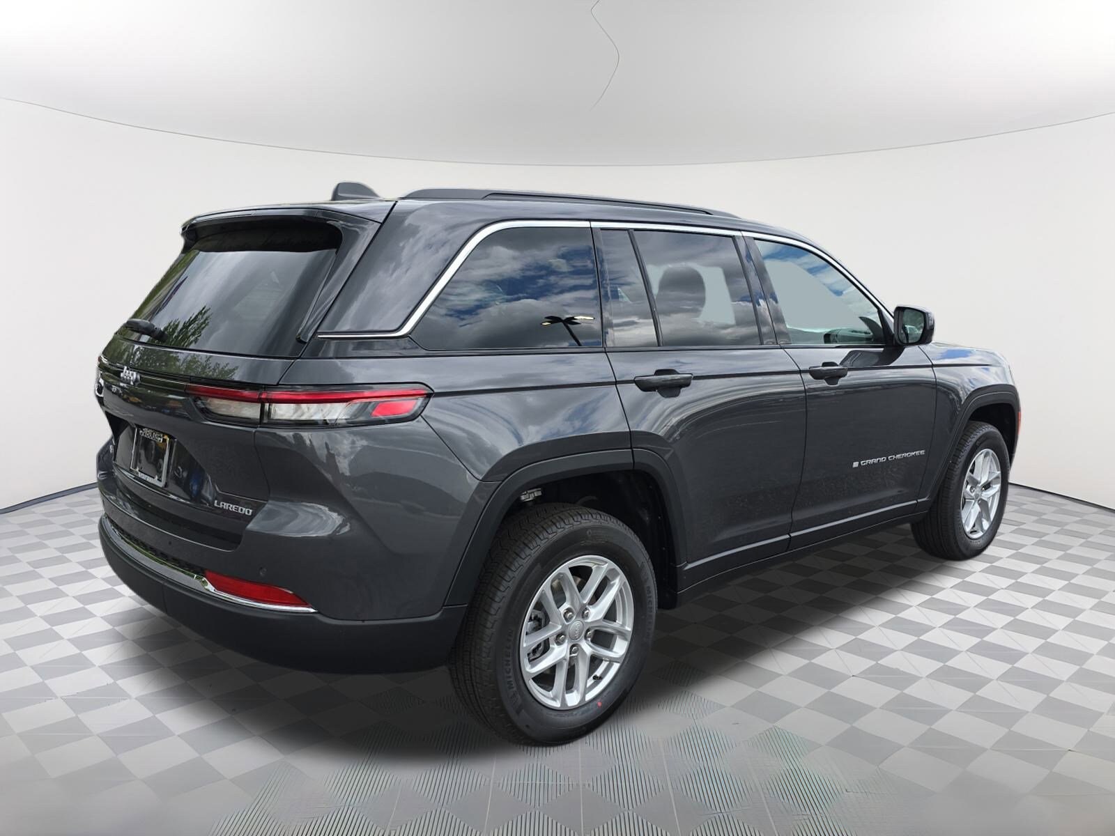 2025 Jeep Grand Cherokee Laredo photo 3