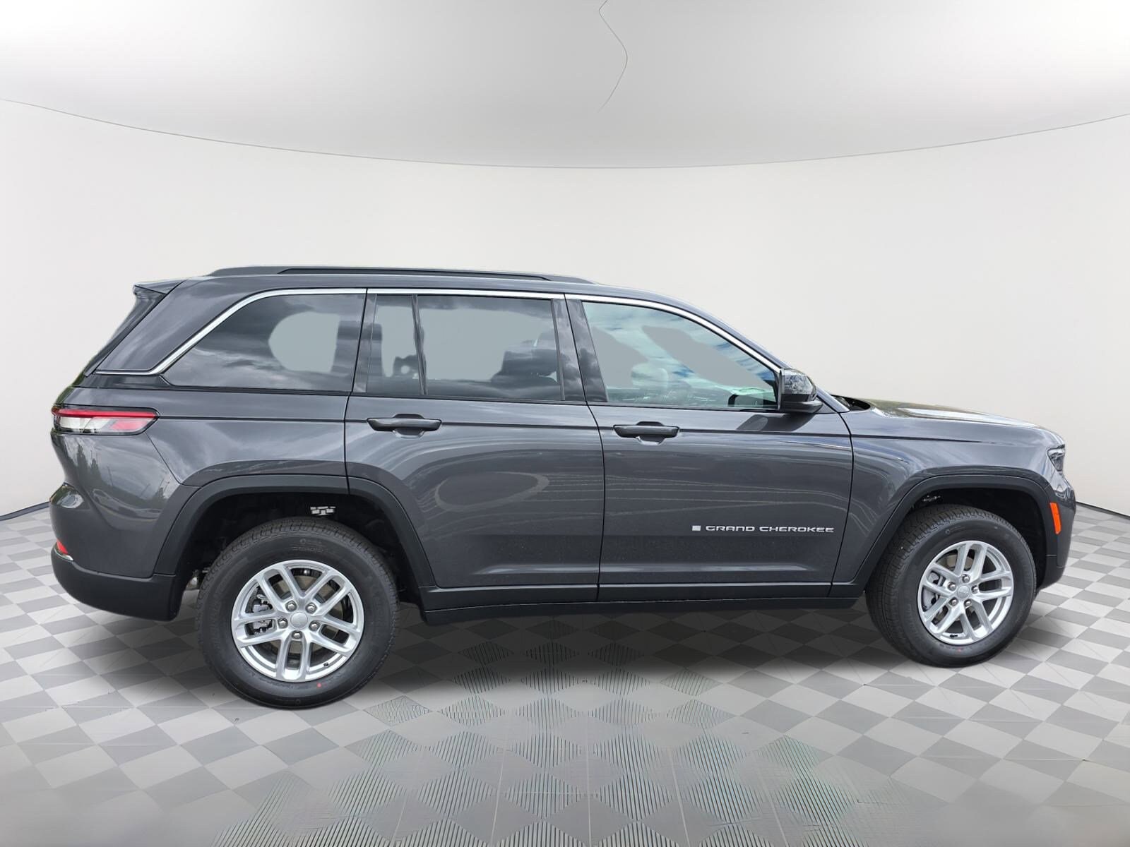 2025 Jeep Grand Cherokee Laredo photo 2