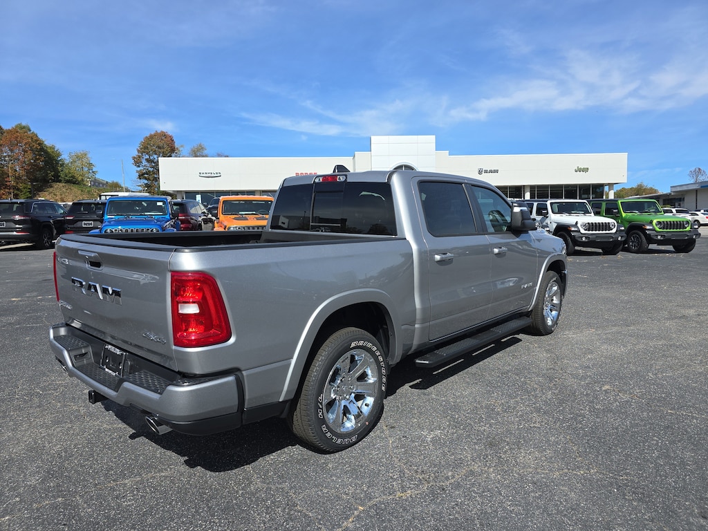 New 2025 Ram 1500 BIG HORN CREW CAB 4X4 5'7 BOX Pickup