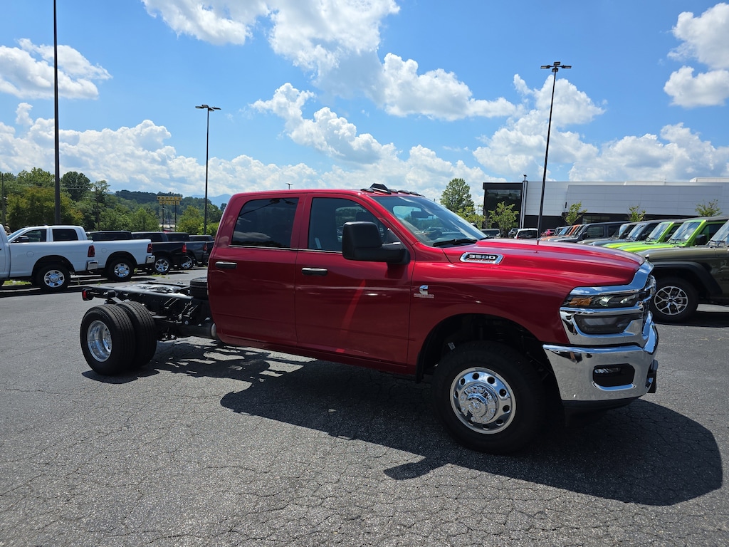 New 2025 Ram 3500 Chassis Cab 3500 TRADESMAN CREW CAB CHASSIS 4X4 60' CA Pickup