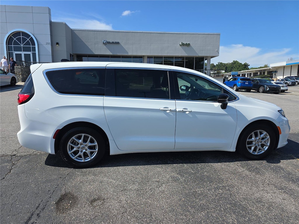 Used 2024 Chrysler Pacifica Touring L Minivan/Van