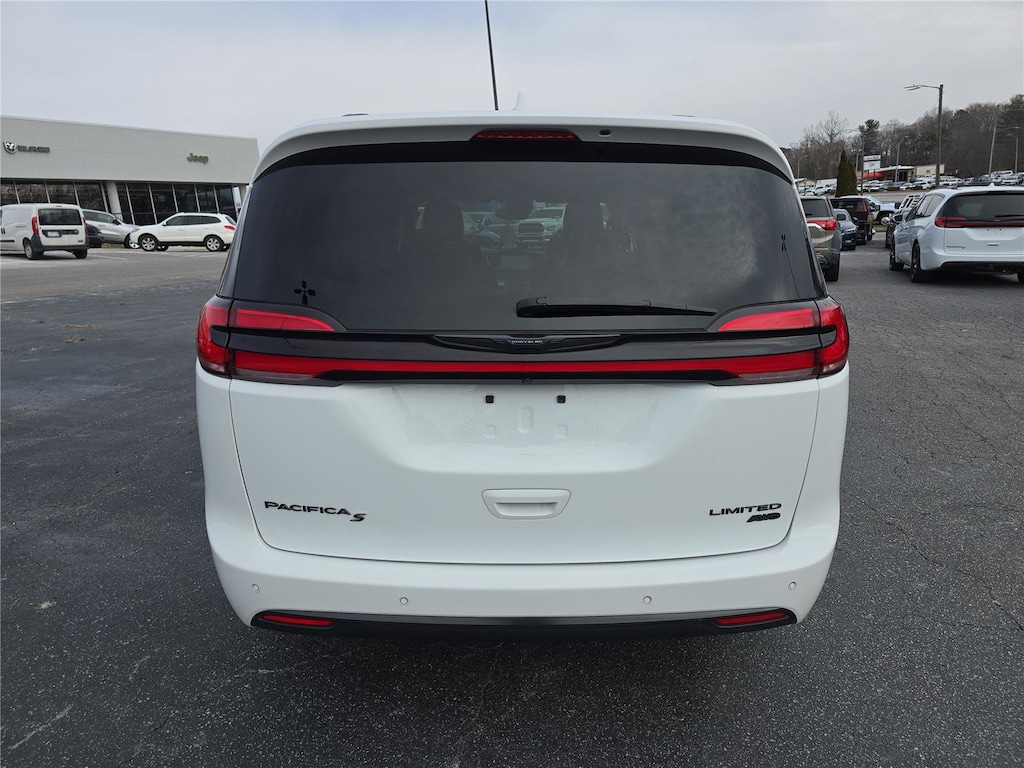 Used 2021 Chrysler Pacifica Limited Minivan/Van