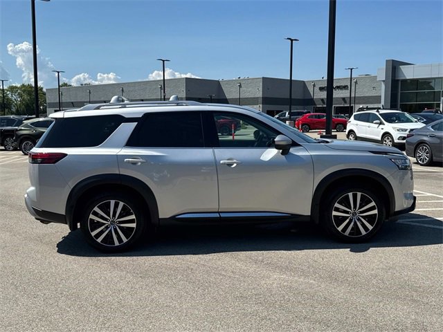 2024 Nissan Pathfinder Platinum photo 2
