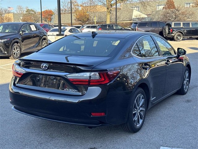 2016 Lexus ES 300h photo 4