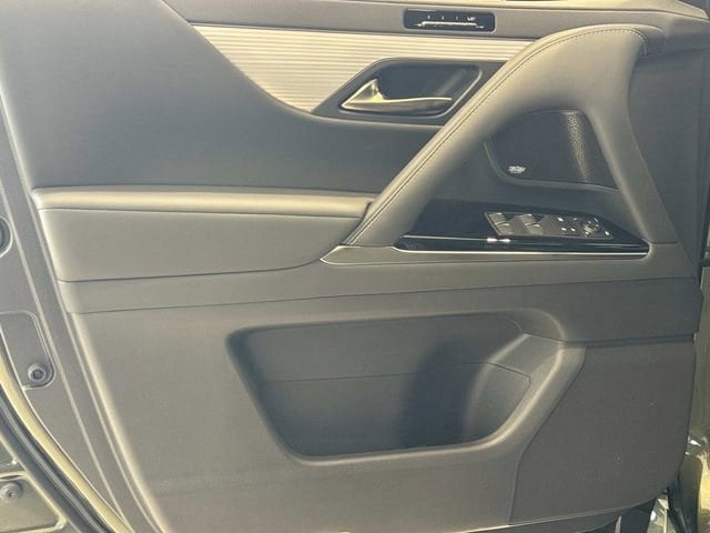 2026 Lexus LX 700h F-Sport - Photo 16