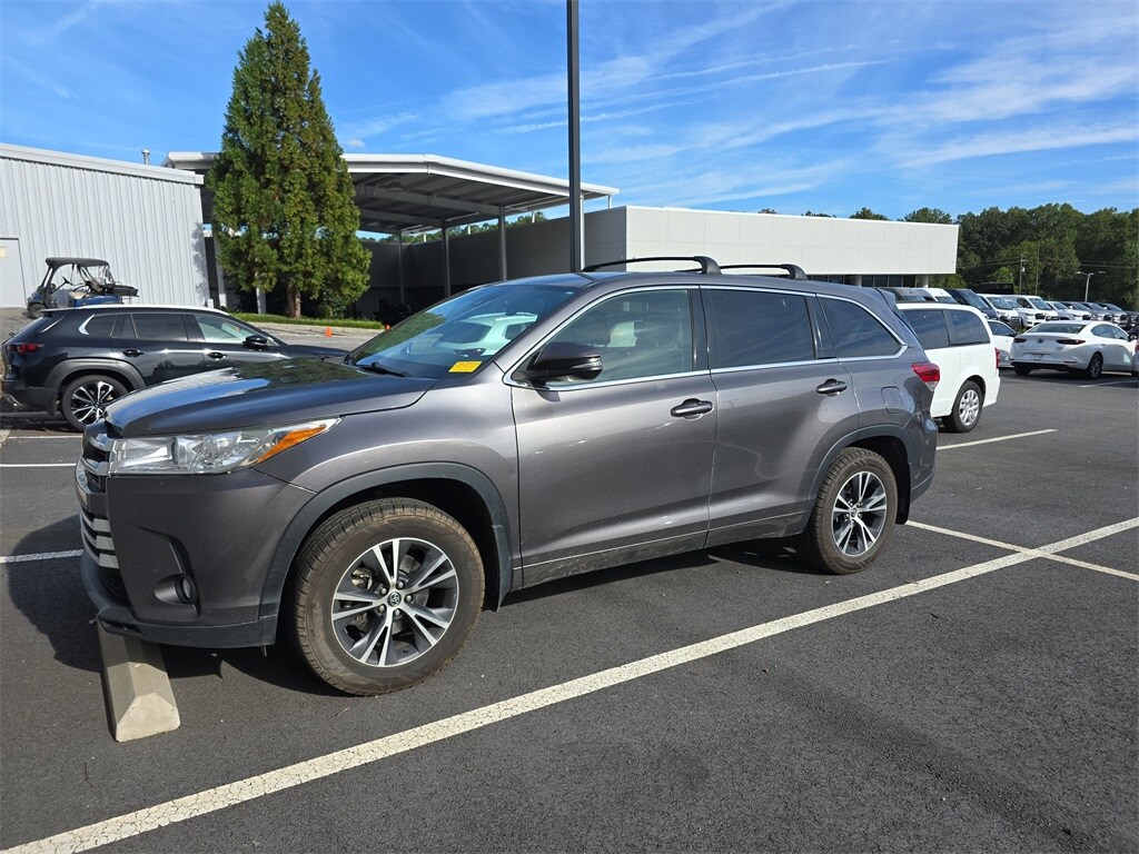 2017 Toyota Highlander LE photo 2
