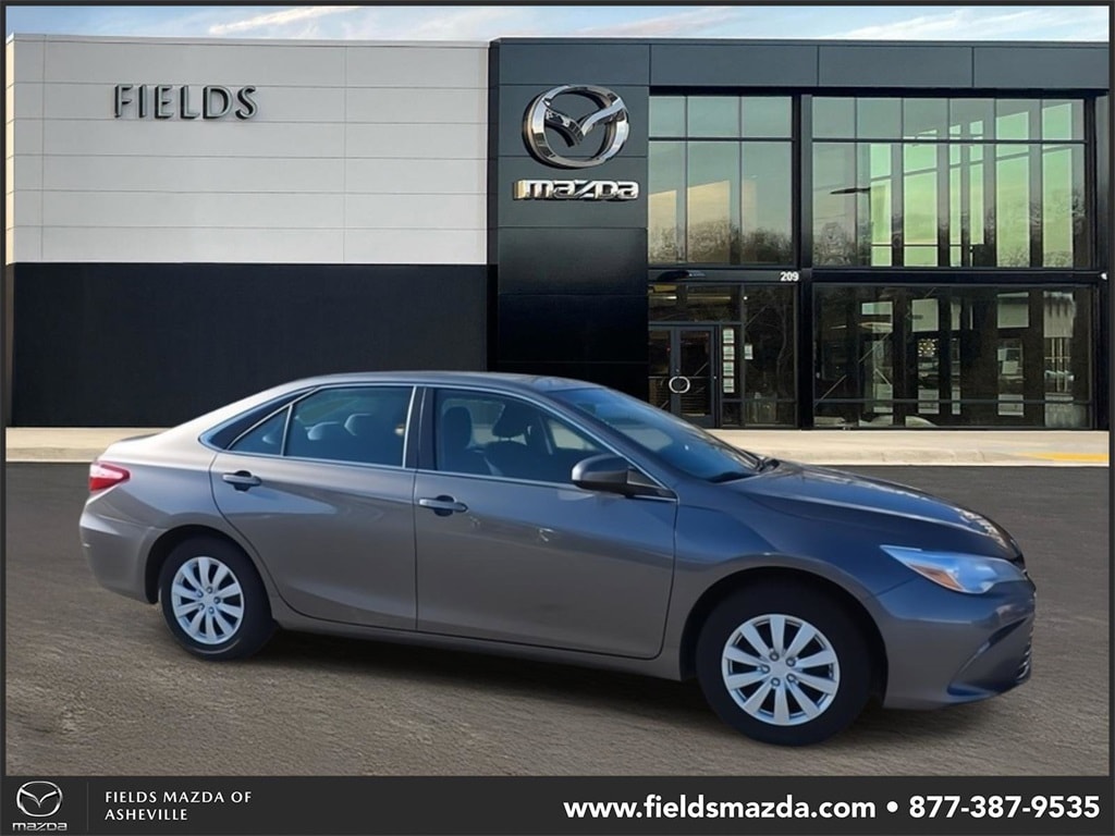 2017 Toyota Camry LE's photo