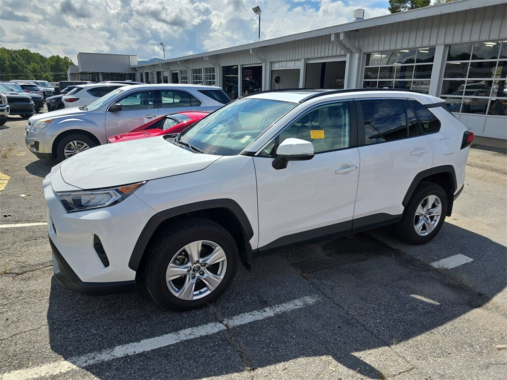 2019 Toyota RAV4 XLE photo 4