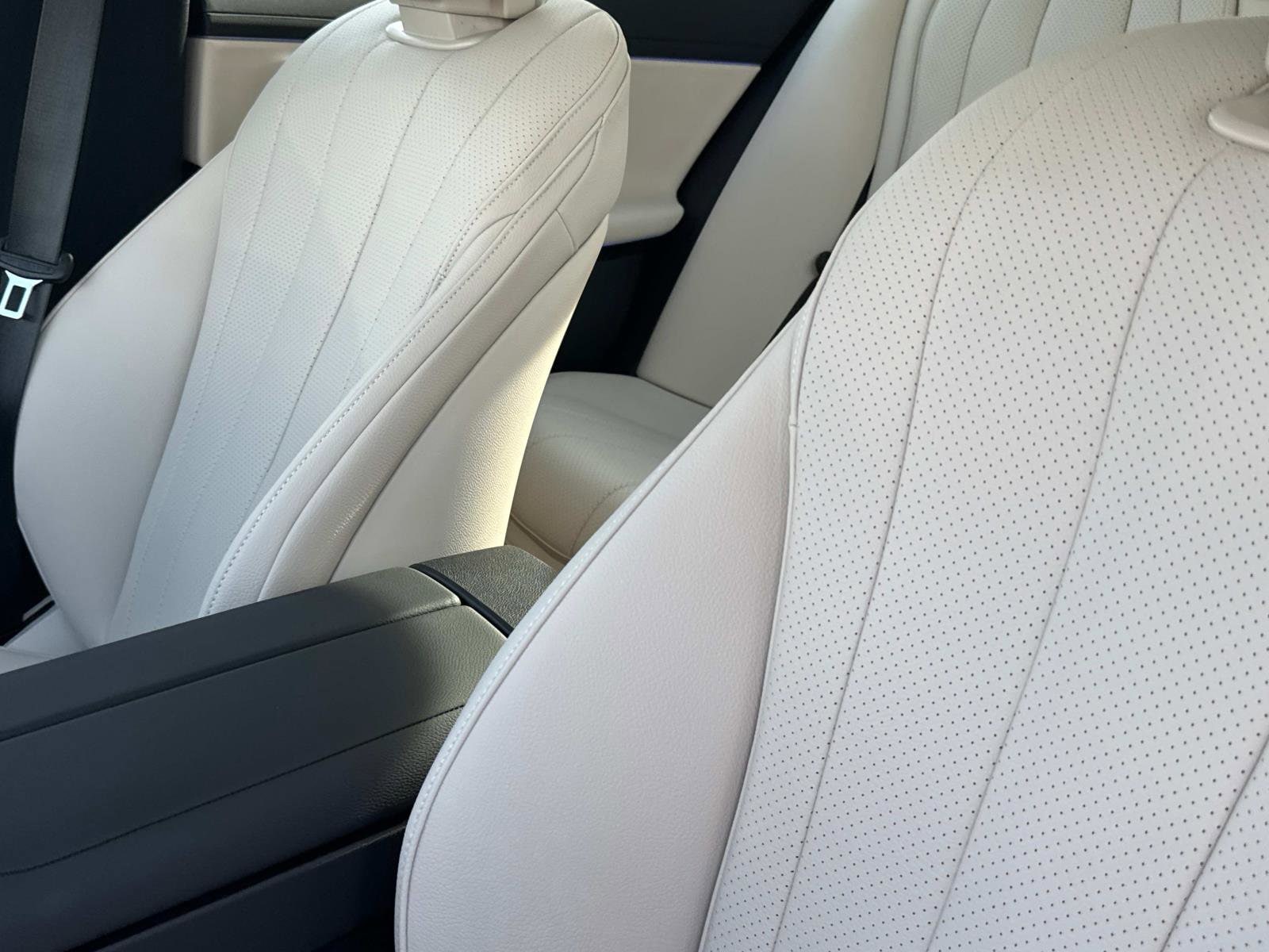 2025 Mercedes-Benz E-Class E350 - Photo 18