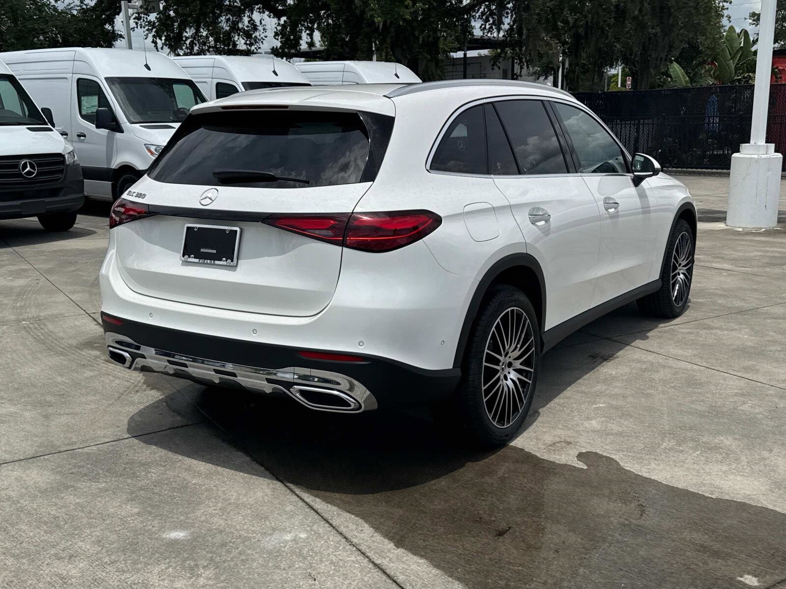 2025 Mercedes Benz GLC 300 photo 3