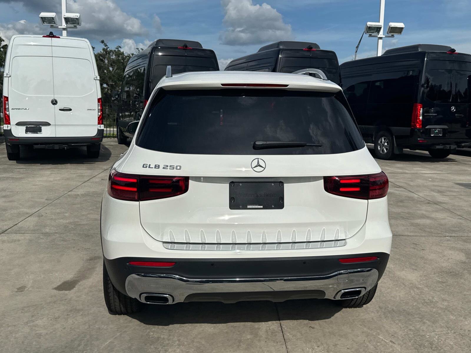 2025 Mercedes Benz GLB 250 photo 4