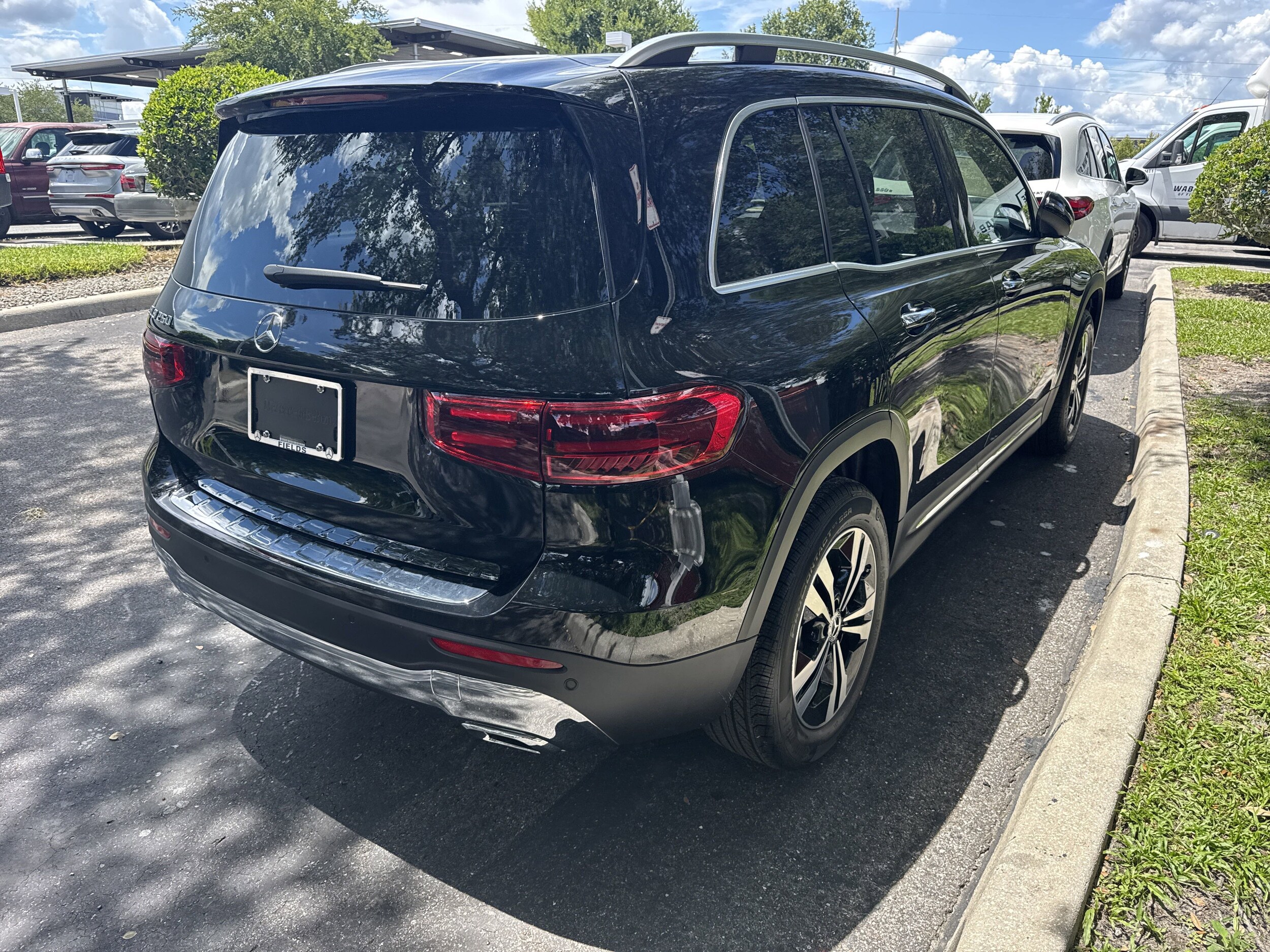 2025 Mercedes Benz GLB 250 photo 2