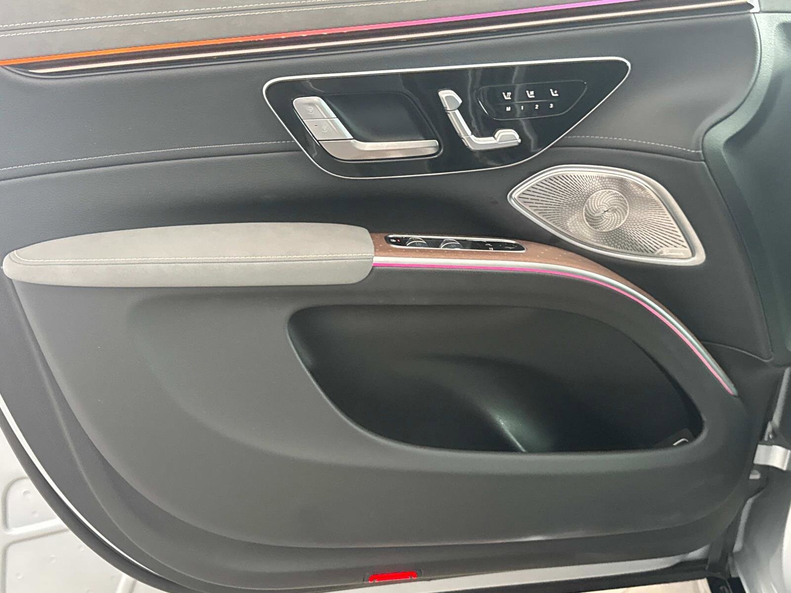 2023 Mercedes Benz EQS SUV 450 photo 3