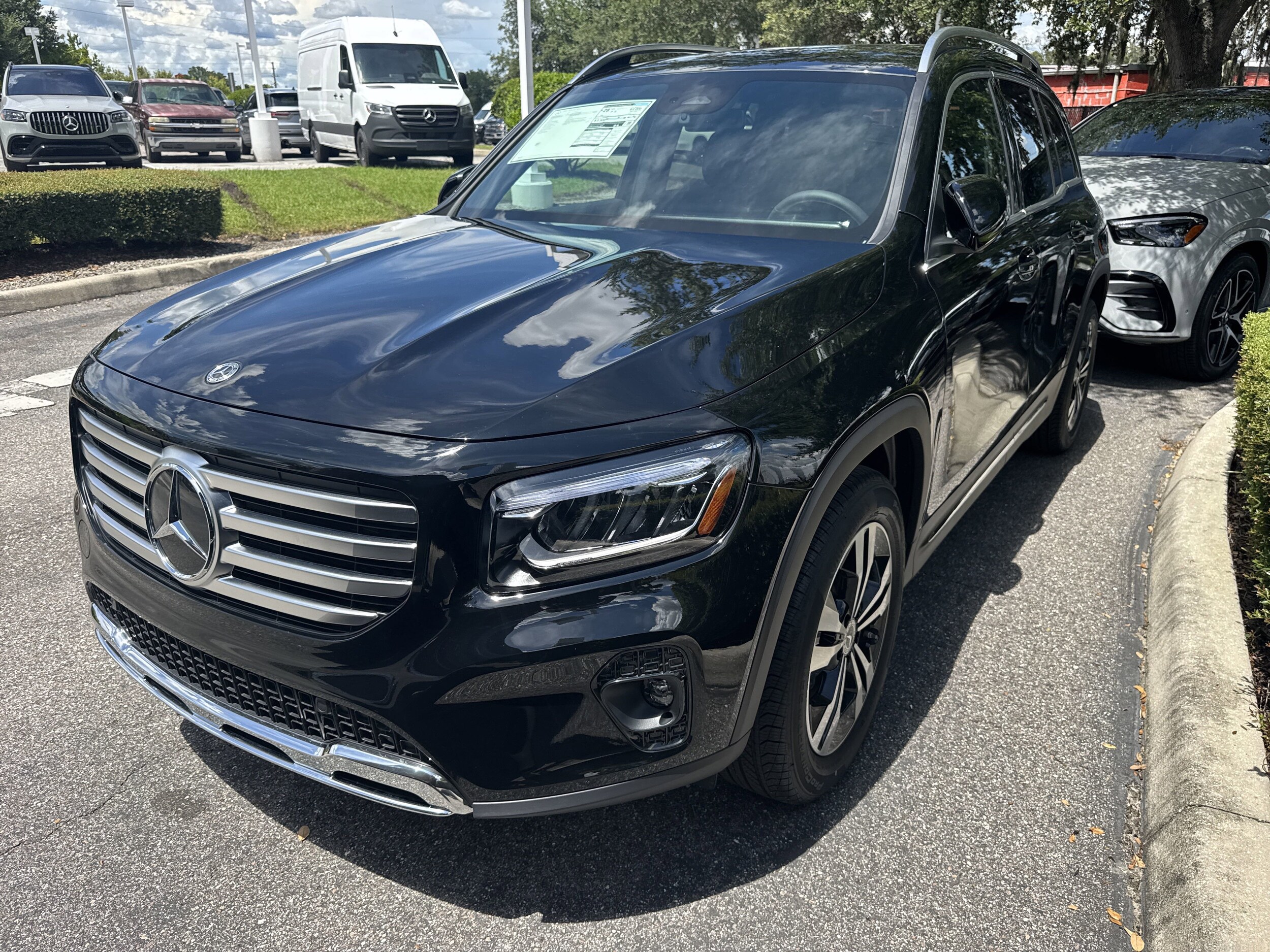 2025 Mercedes Benz GLB 250 photo 3