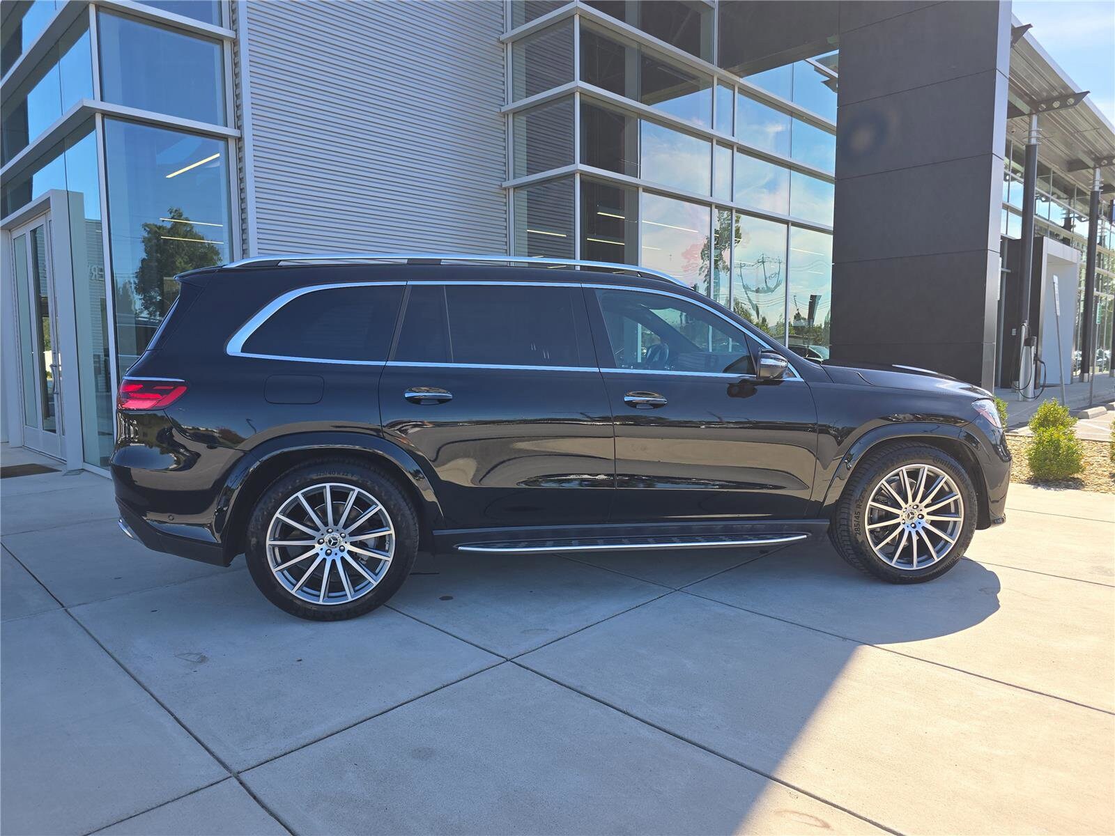 2024 Mercedes Benz GLS 580 4MATIC photo 2