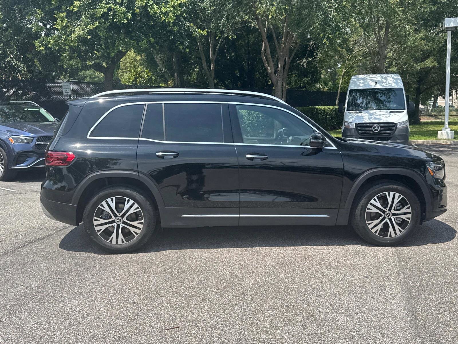 2025 Mercedes Benz GLB 250 photo 2