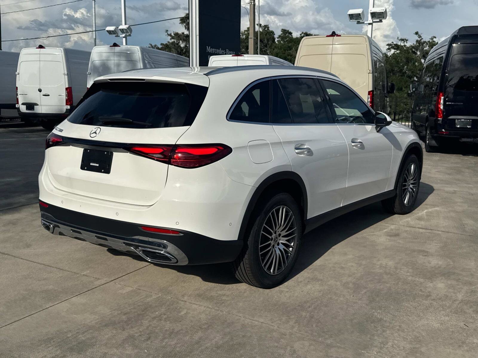 2025 Mercedes Benz GLC 300 photo 3