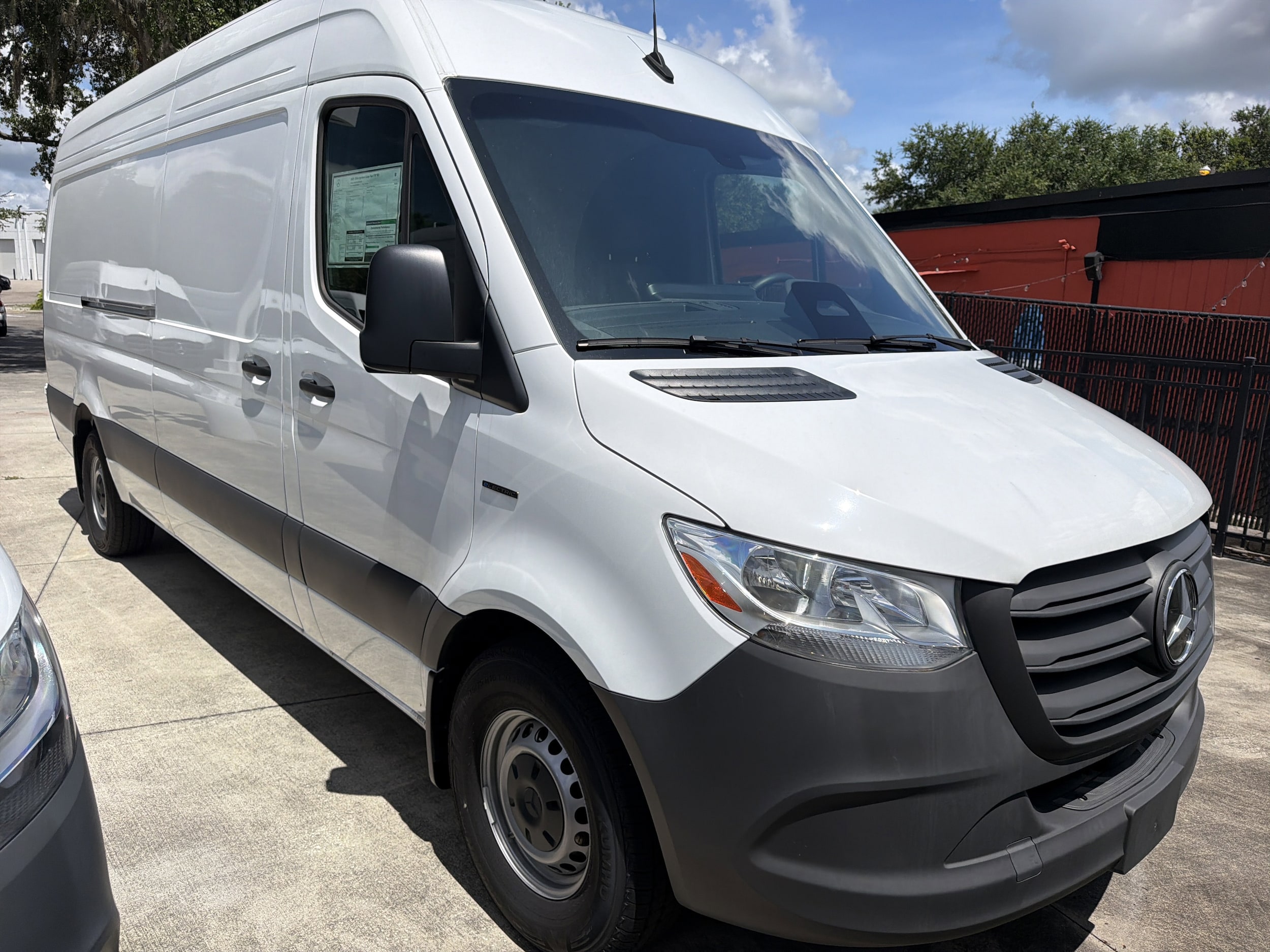 2025 Mercedes-Benz eSprinter 2500 170 WB High Roof's photo
