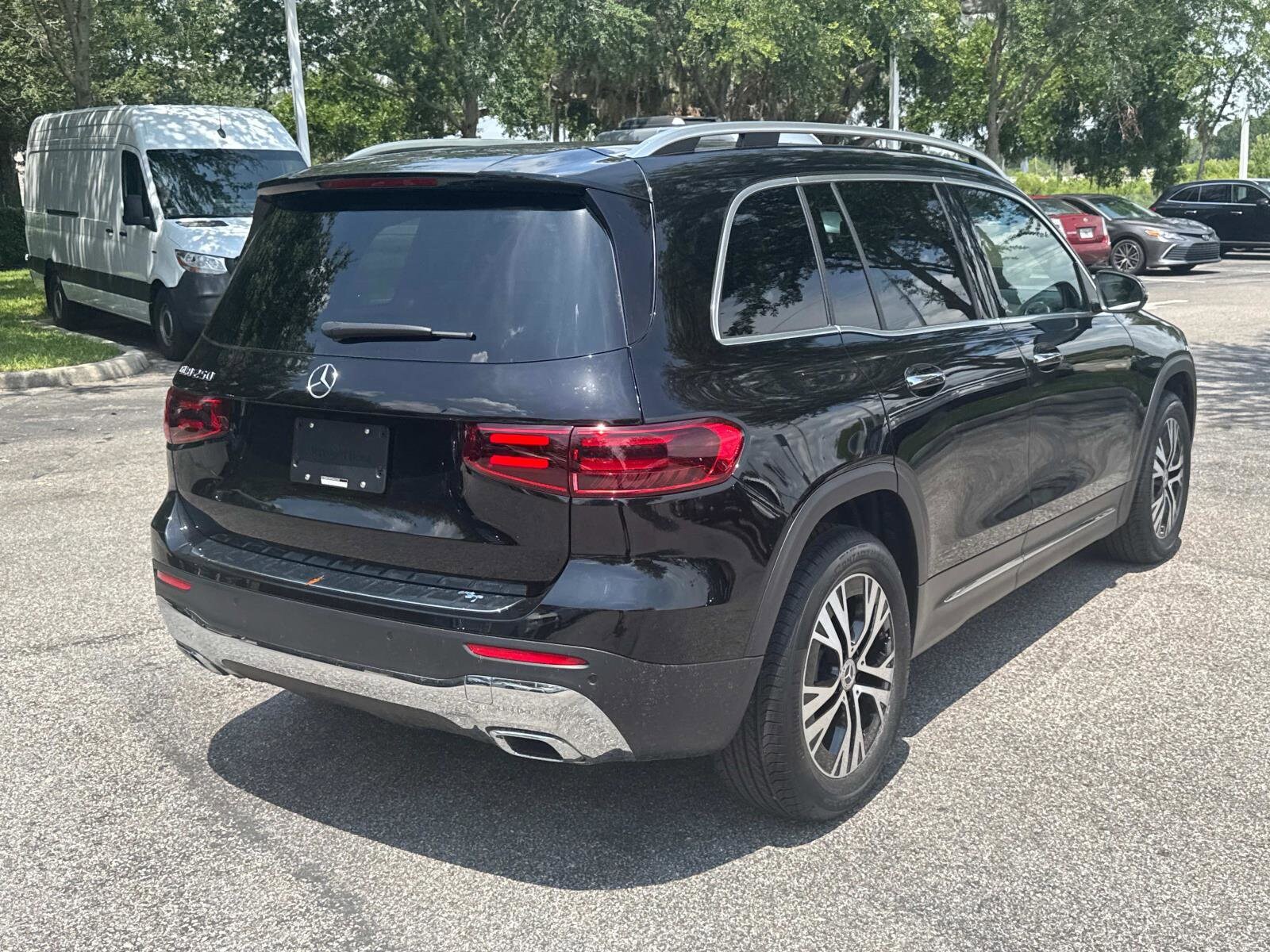 2025 Mercedes Benz GLB 250 photo 3