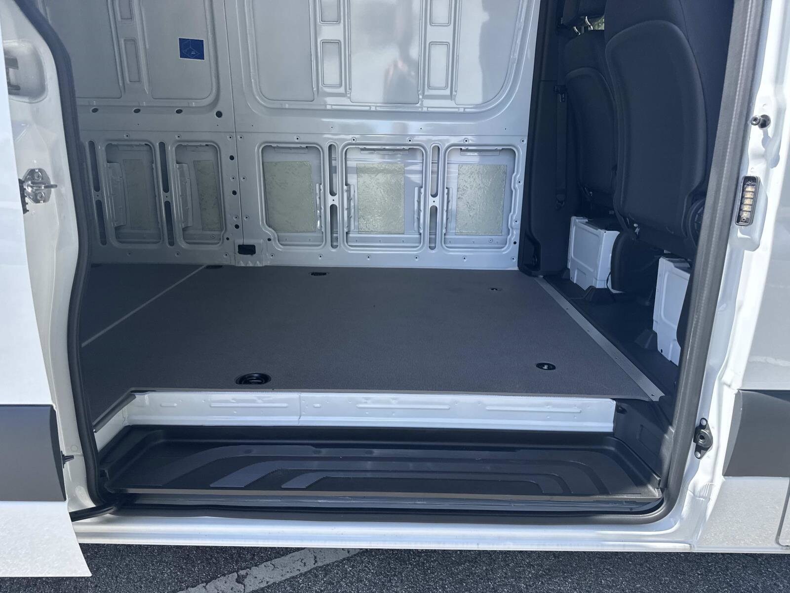 2025 Mercedes Benz Sprinter 2500 photo 2