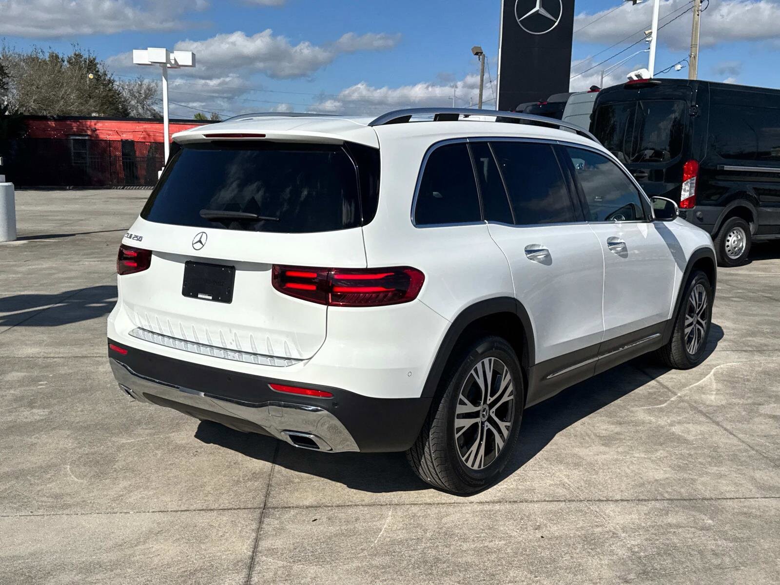 2025 Mercedes Benz GLB 250 photo 3