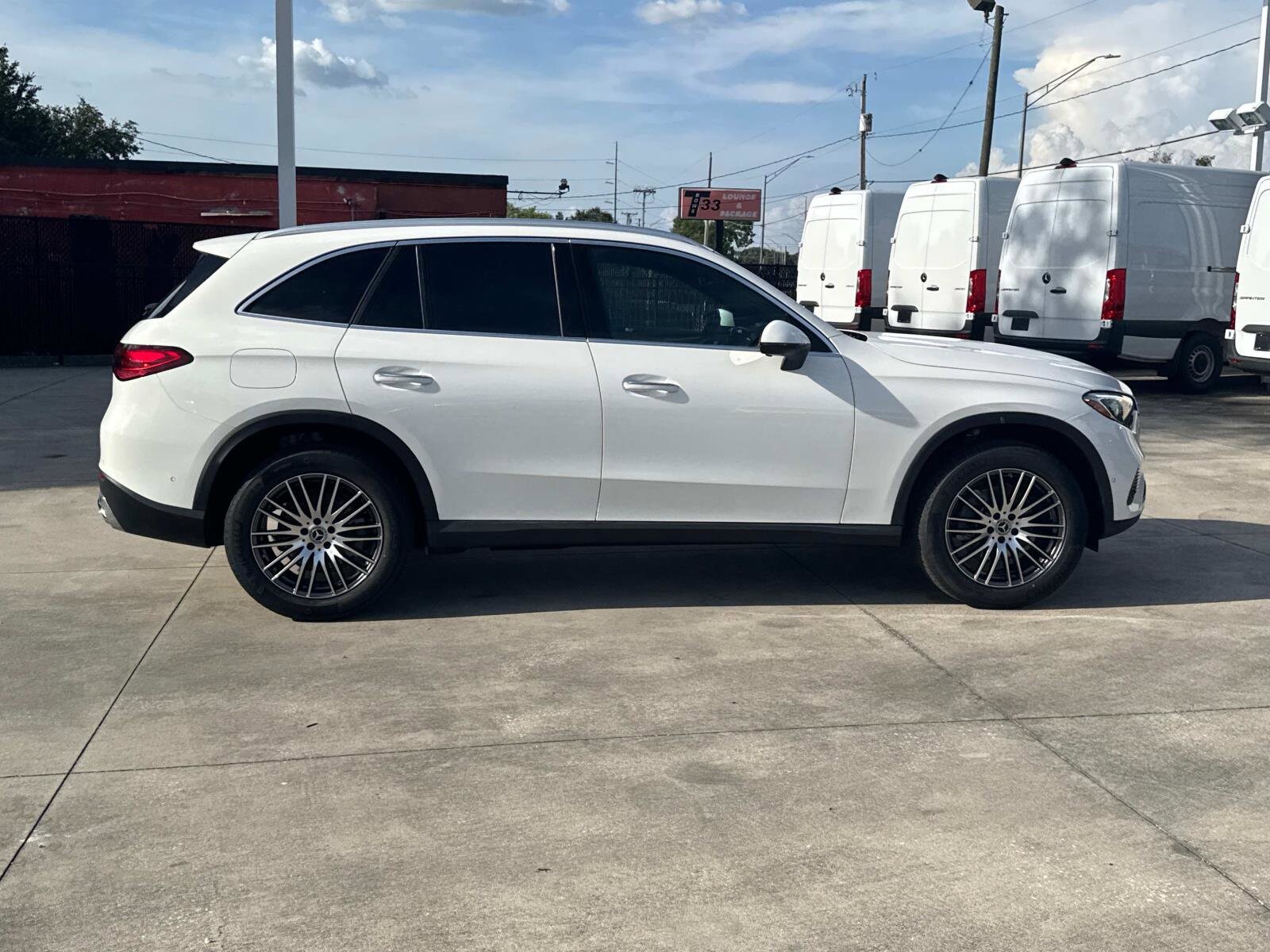 2025 Mercedes Benz GLC 300 photo 2